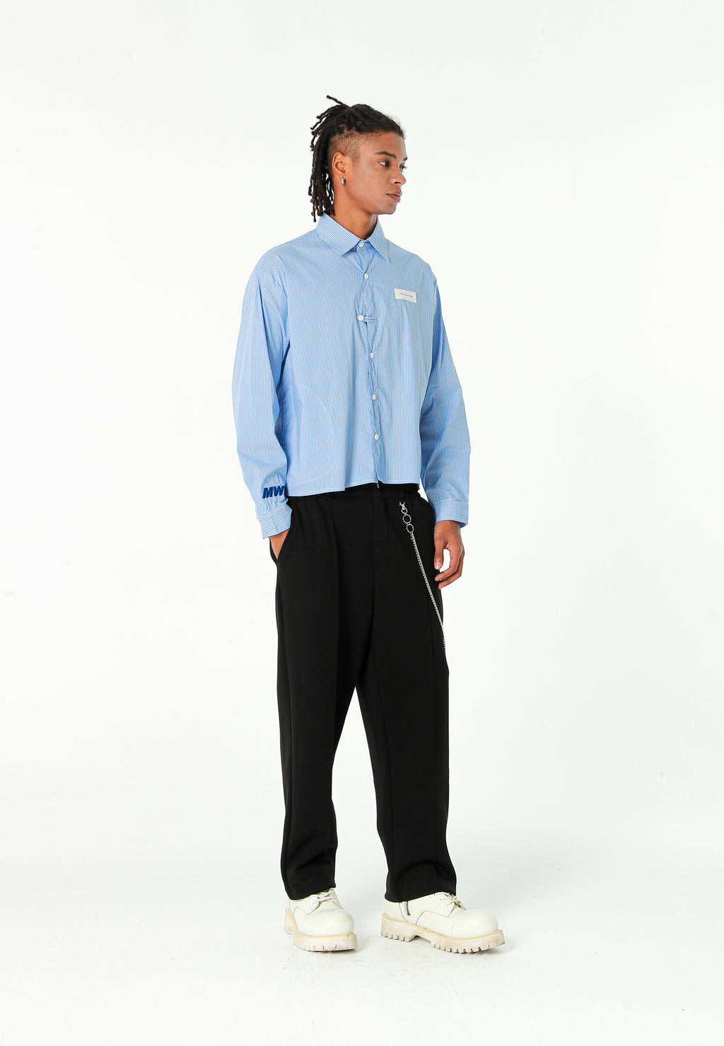 Pantalón Básico con pinzas, bajos ajustables y cadena lateral | MWM [PS_COLORS:BLACK]