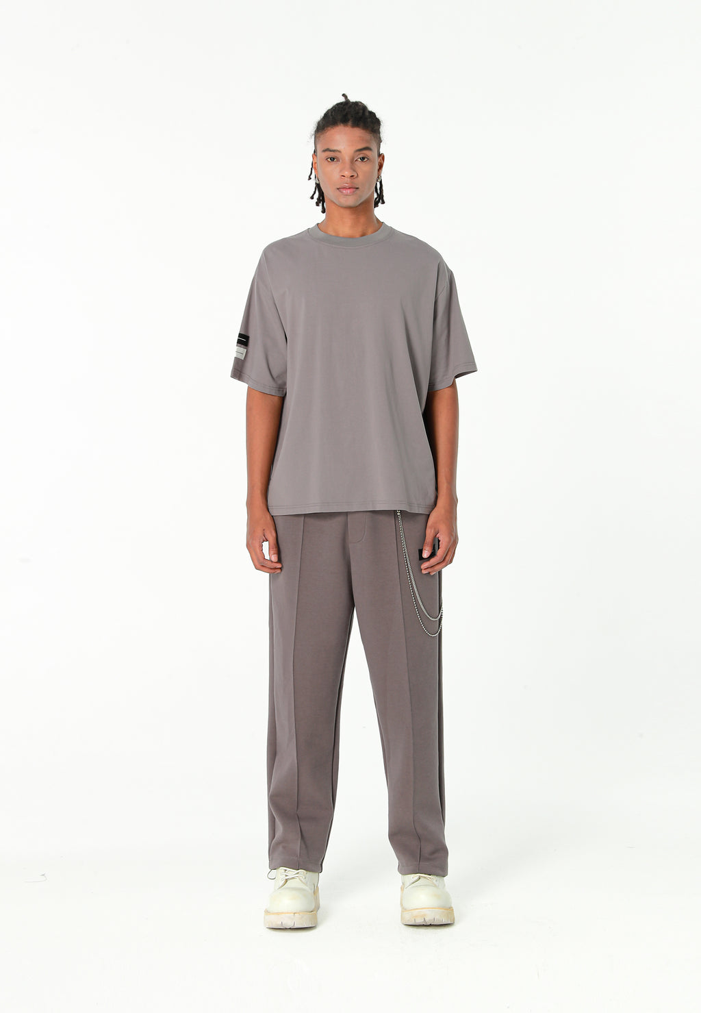 Pantalón Básico con pinzas, bajos ajustables y cadena lateral | MWM [PS_COLORS:GREY]