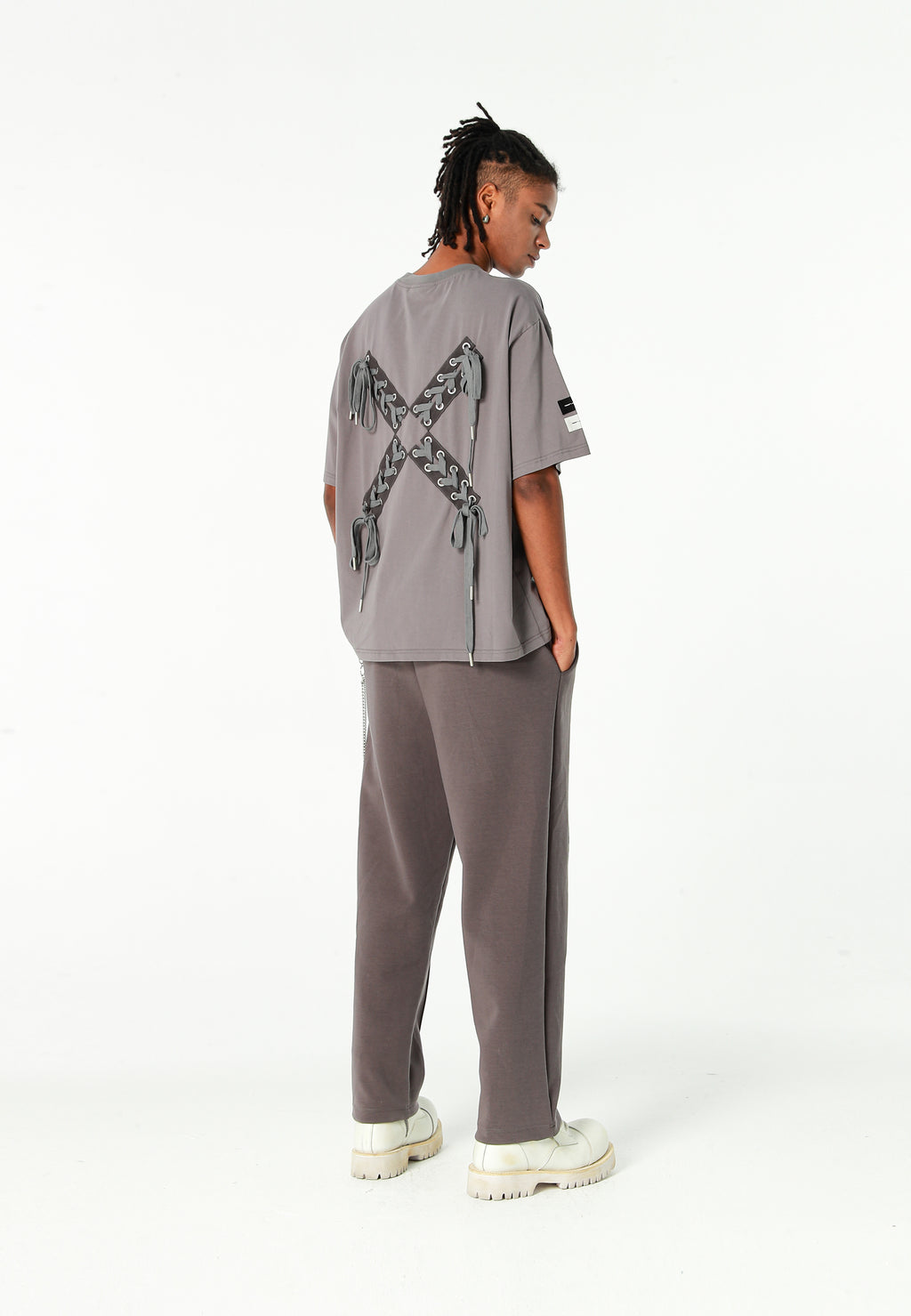Pantalón Básico con pinzas, bajos ajustables y cadena lateral | MWM [PS_COLORS:GREY]