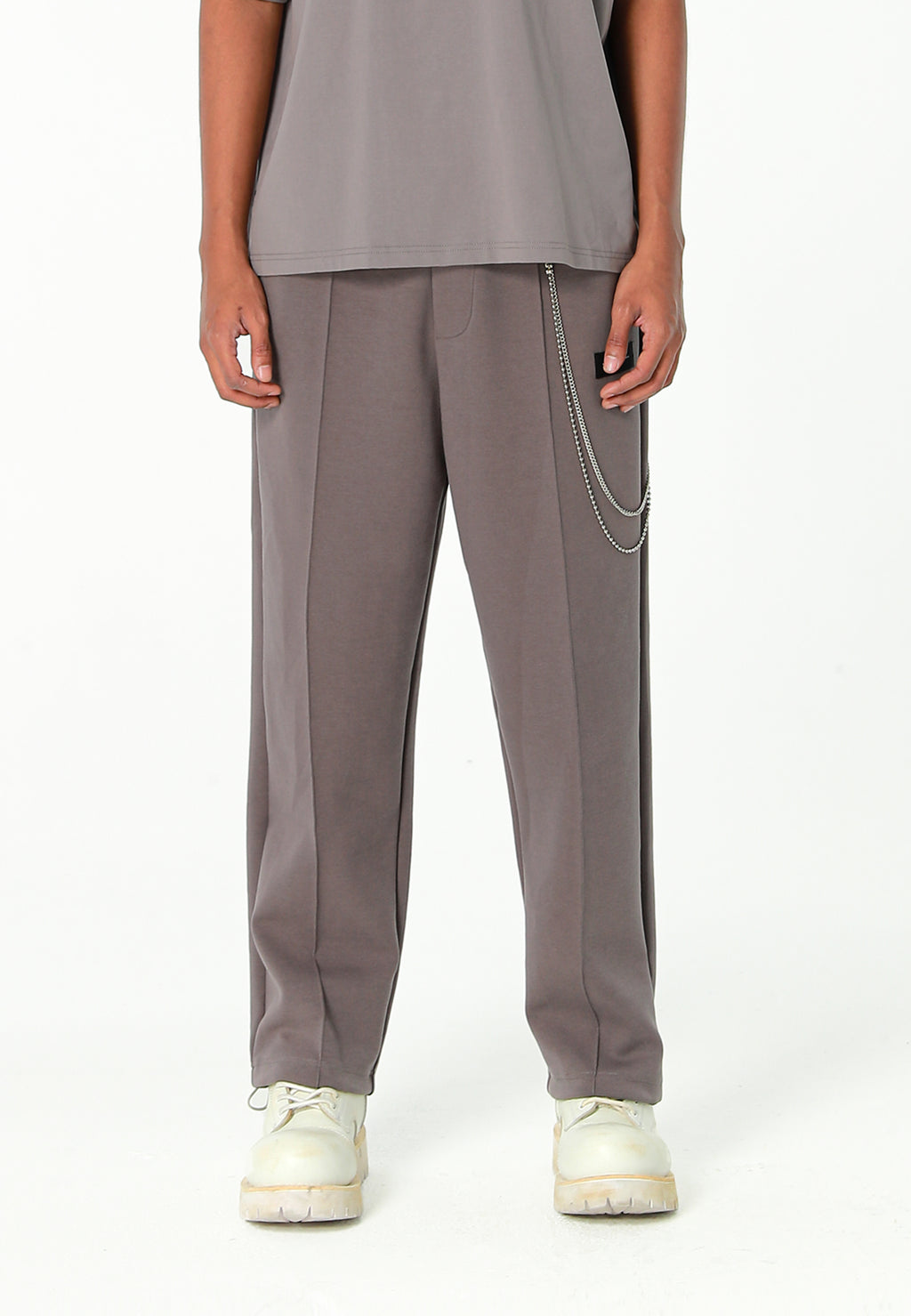 Pantalón Básico con pinzas, bajos ajustables y cadena lateral | MWM [PS_COLORS:GREY]