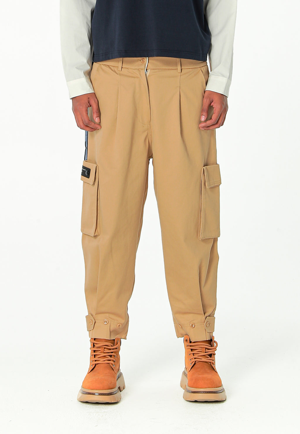 Pantalón cargo de corte relajado con doble cintura y bolsillos laterales | MWM [PS_COLORS:BEIGE]