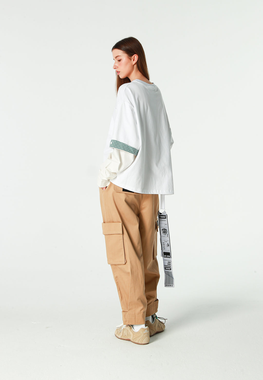 Pantalón cargo de corte relajado con doble cintura y bolsillos laterales | MWM [PS_COLORS:BEIGE]