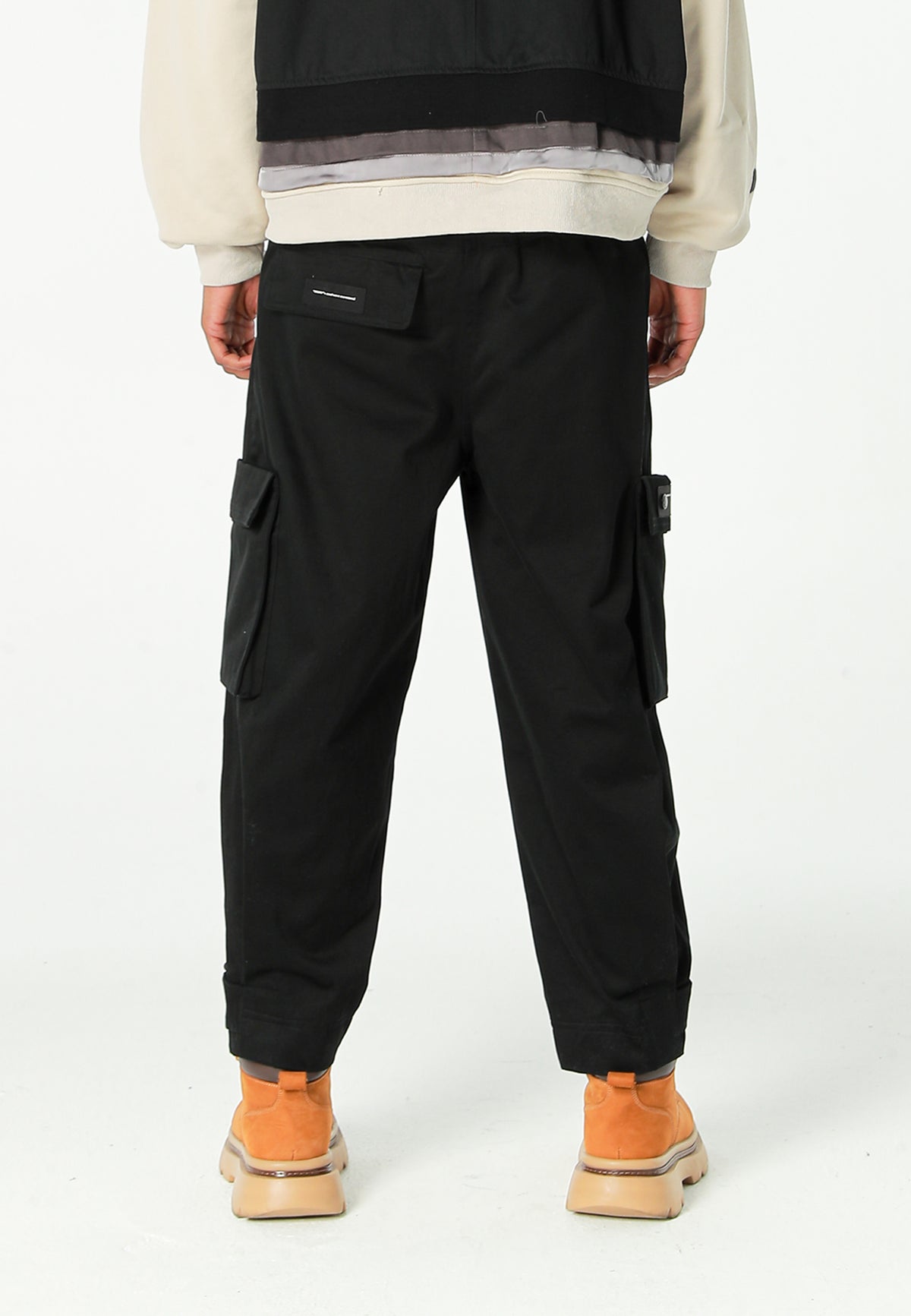Pantalón cargo de corte relajado con doble cintura y bolsillos laterales | MWM [PS_COLORS:BLACK]