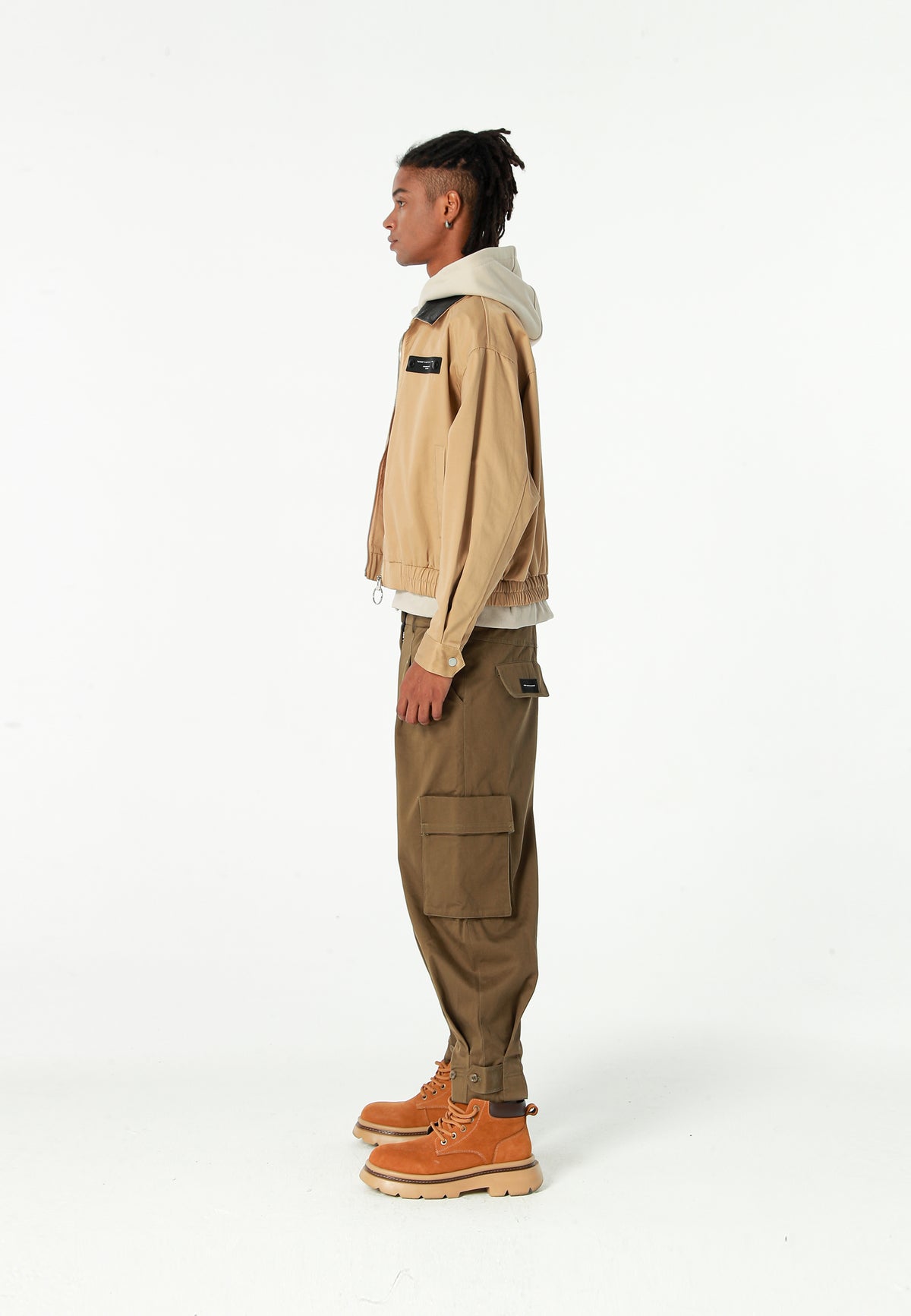 Pantalón cargo de corte relajado con doble cintura y bolsillos laterales | MWM [PS_COLORS:KHAKI]