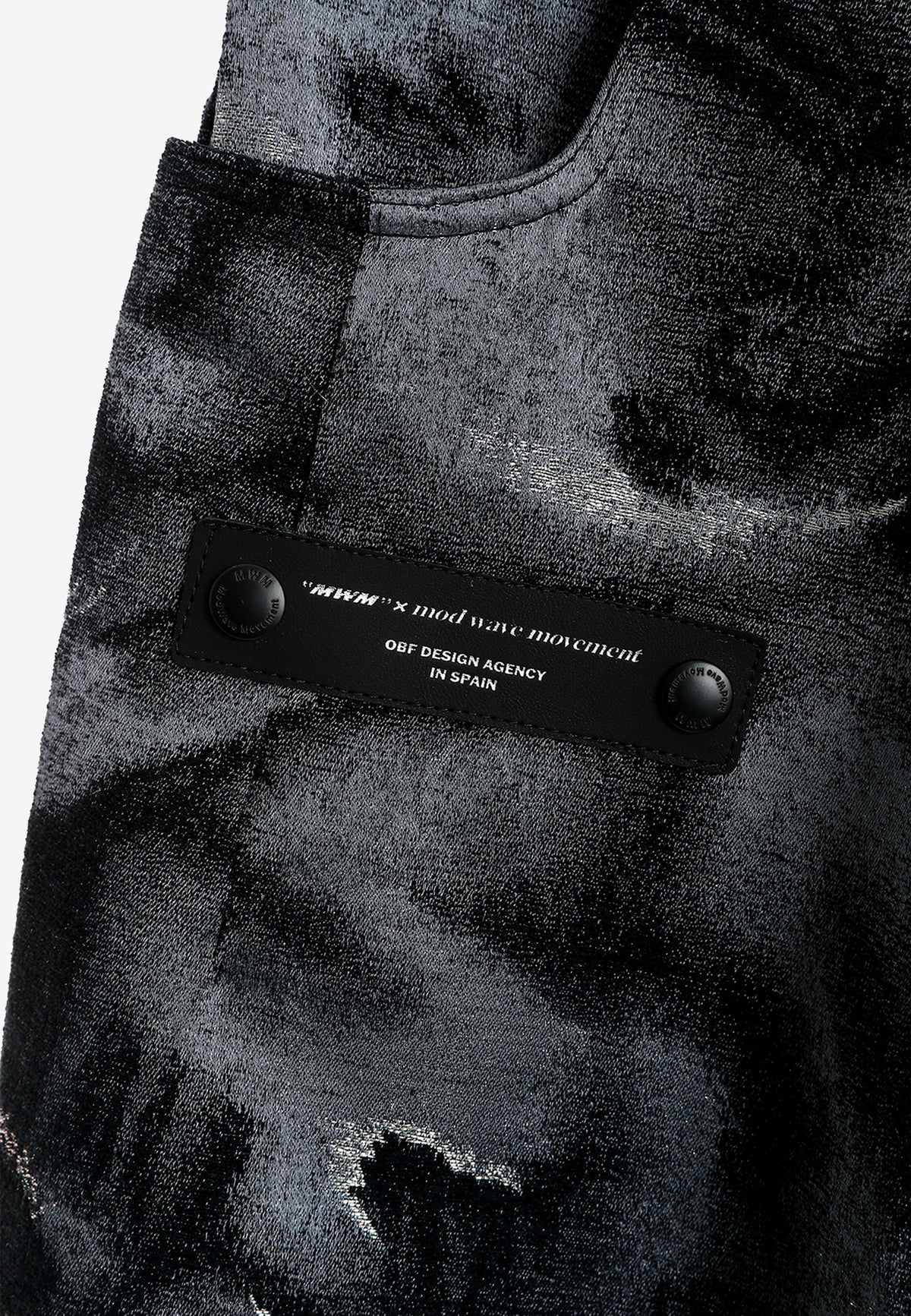 Pantalón de corte recto y relajado en jacquard de chenilla con brillo | MWM [PS_COLORS:BLACK]