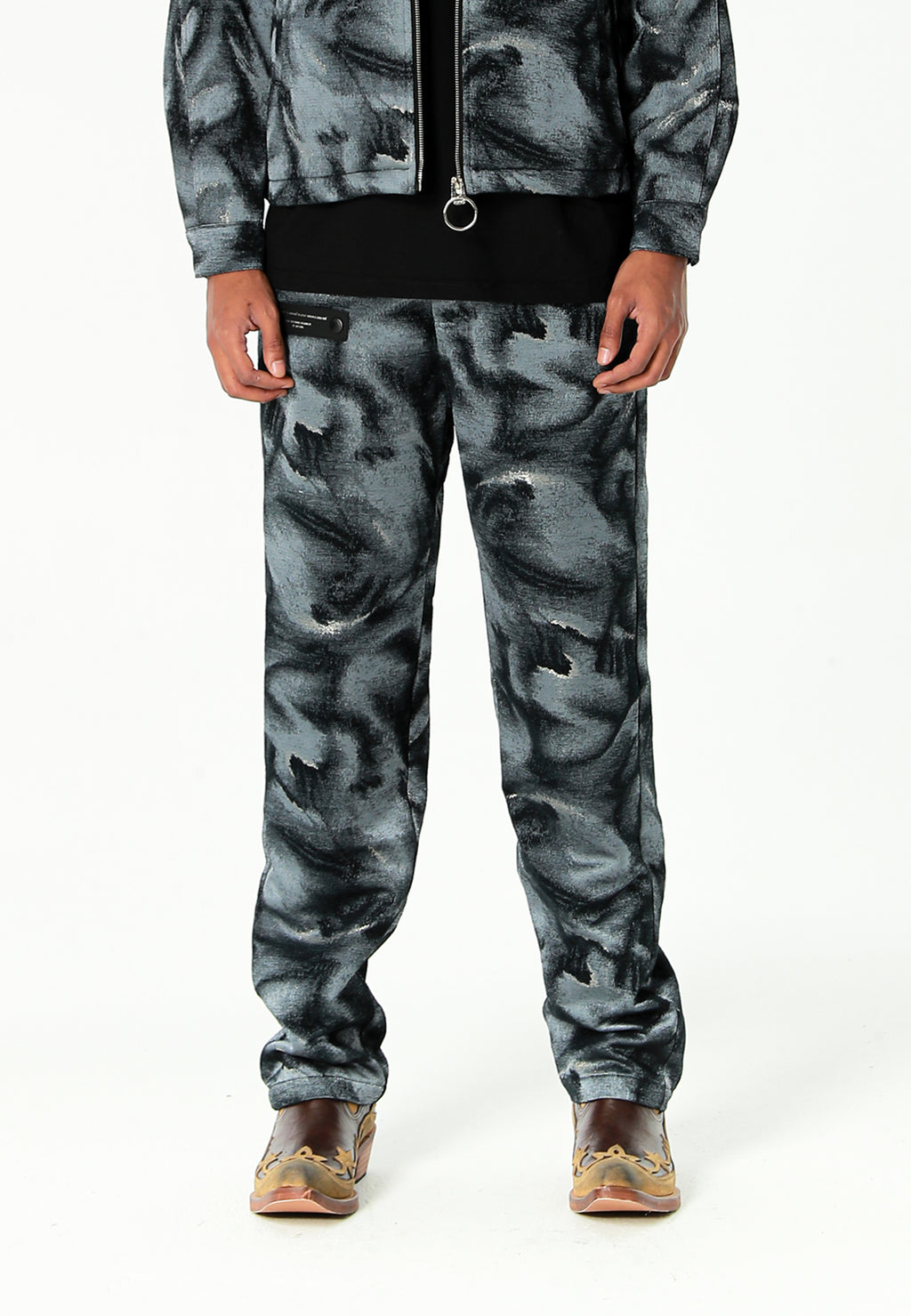 Pantalón de corte recto y relajado en jacquard de chenilla con brillo | MWM [PS_COLORS:BLACK]