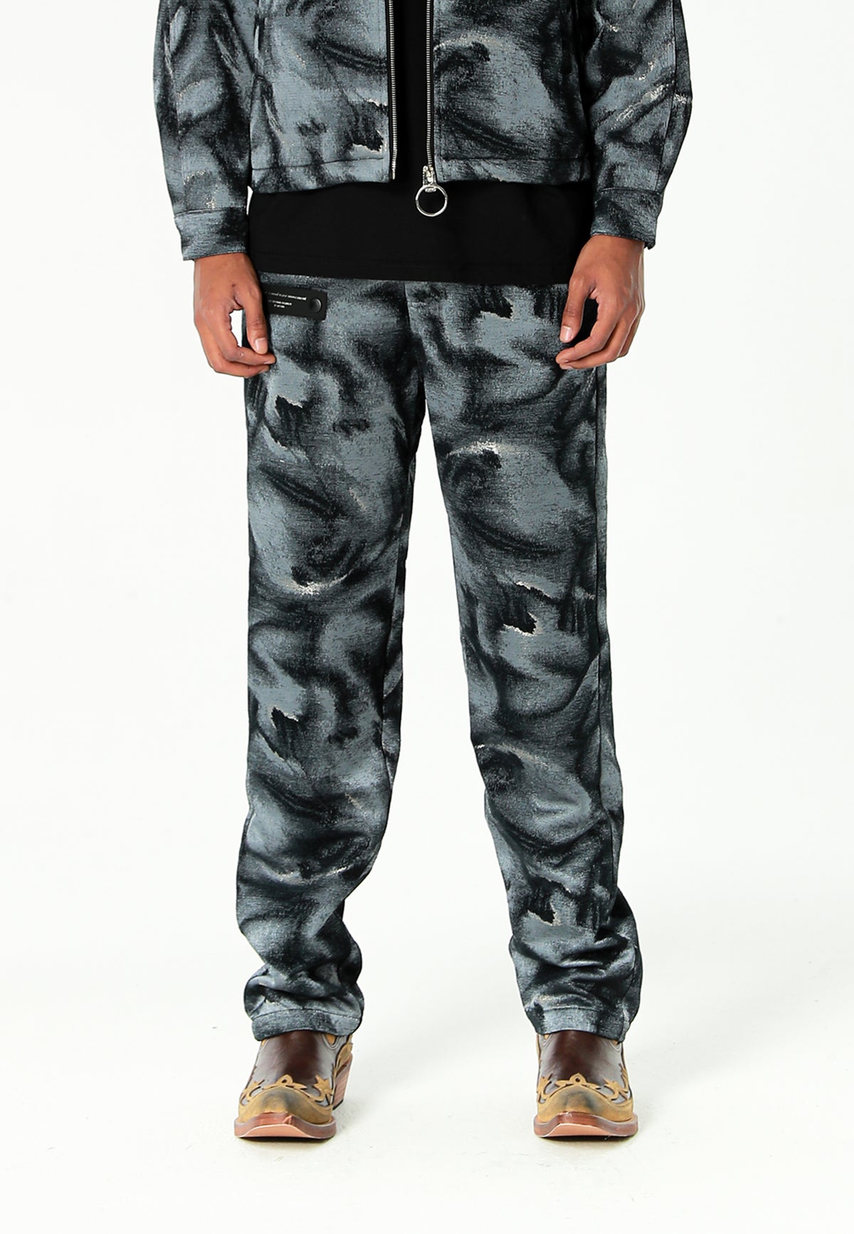 Pantalón de corte recto y relajado en jacquard de chenilla con brillo | MWM [PS_COLORS:BLACK]