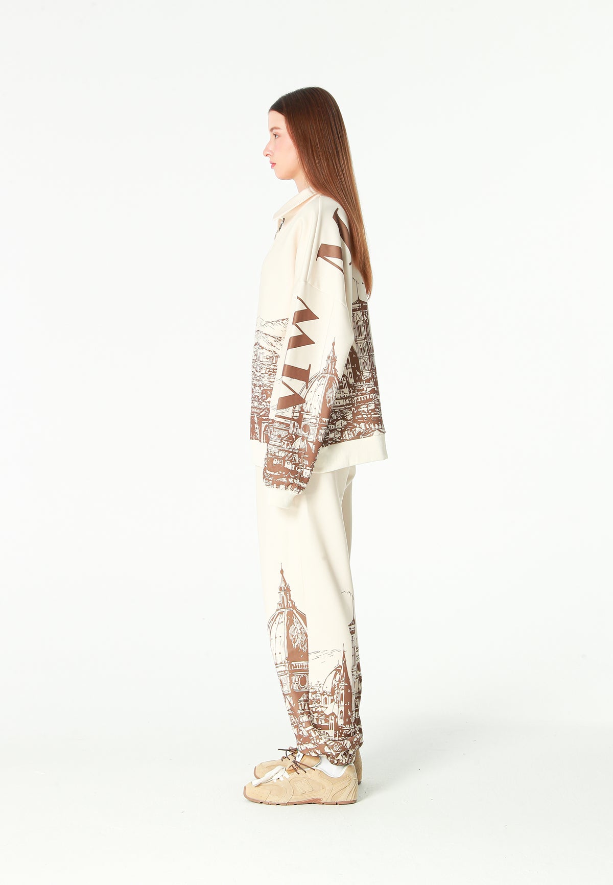 Pantalón jogger con paisaje alpino full-print y cintura elástica | MWM [PS_COLORS:BROWN]