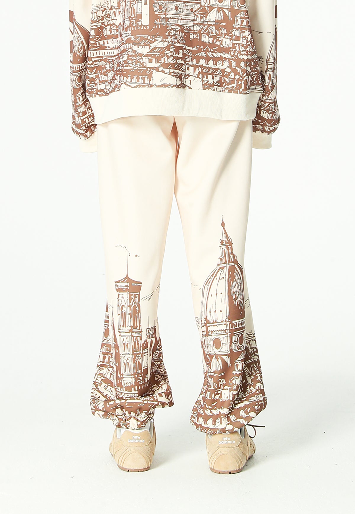 Pantalón jogger con paisaje alpino full-print y cintura elástica | MWM [PS_COLORS:BROWN]