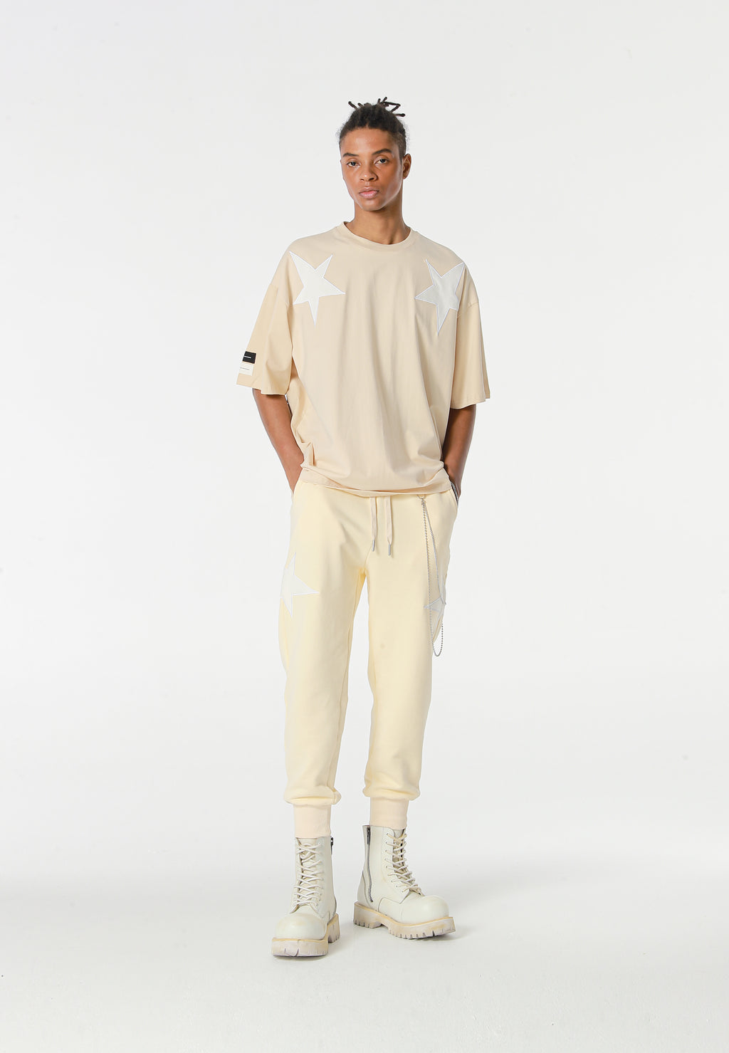 Pantalón jogger Wings con parches de estrellas y cadena lateral | MWM [PS_COLORS:BEIGE]
