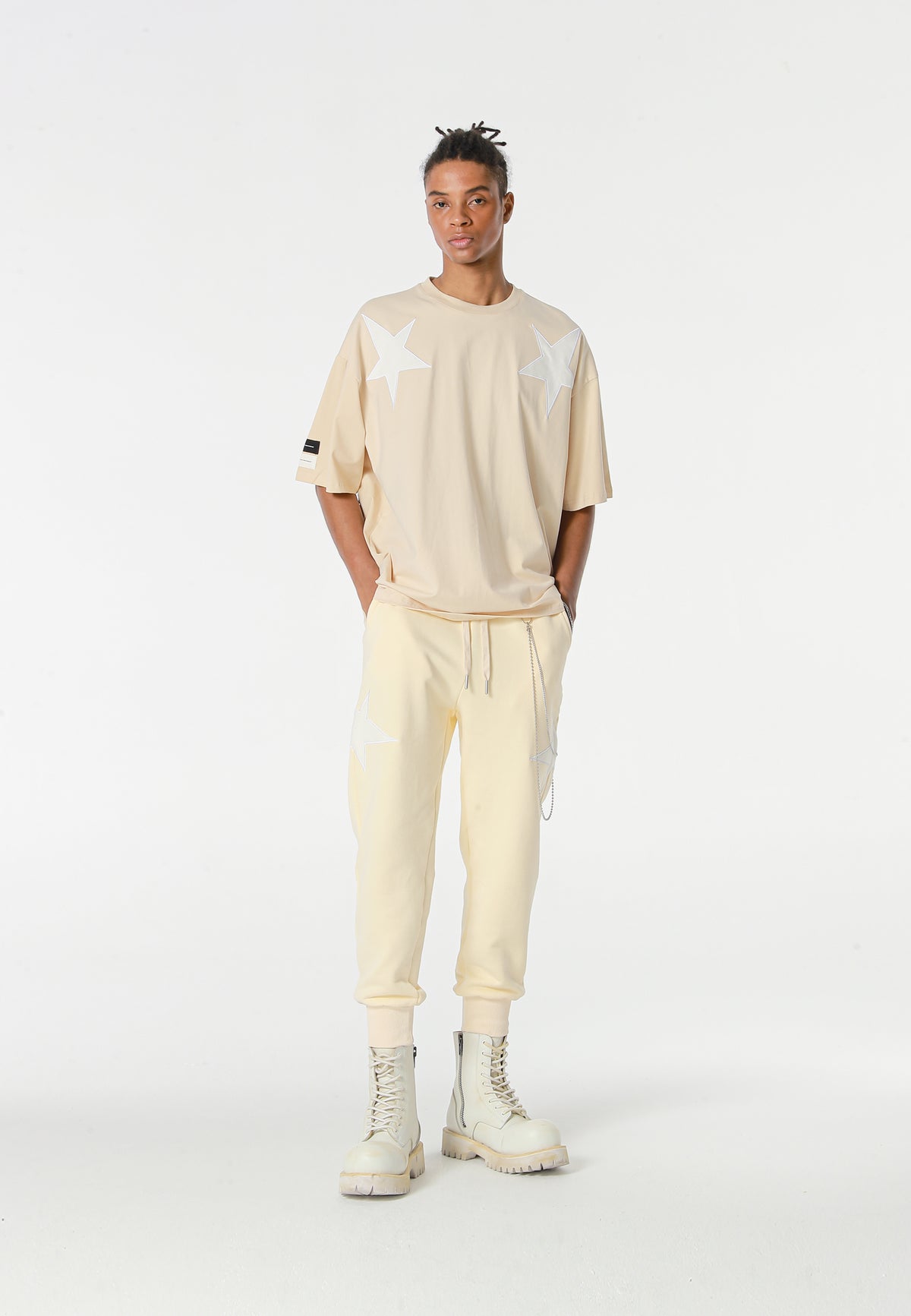 Pantalón jogger Wings con parches de estrellas y cadena lateral | MWM [PS_COLORS:BEIGE]