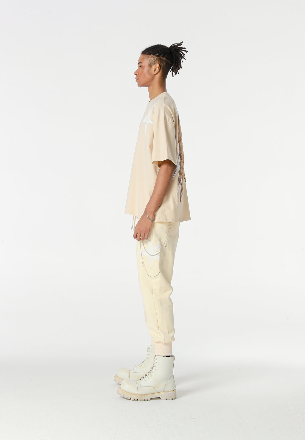Pantalón jogger Wings con parches de estrellas y cadena lateral | MWM [PS_COLORS:BEIGE]