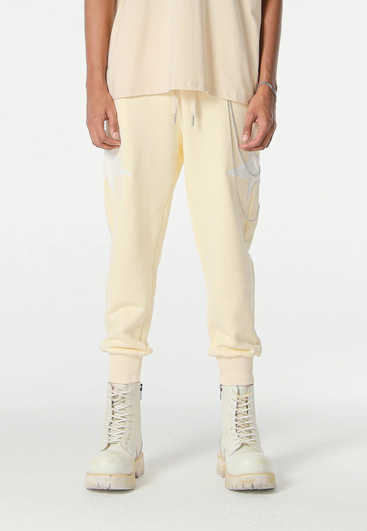 Pantalón jogger Wings con parches de estrellas y cadena lateral | MWM [PS_COLORS:BEIGE]