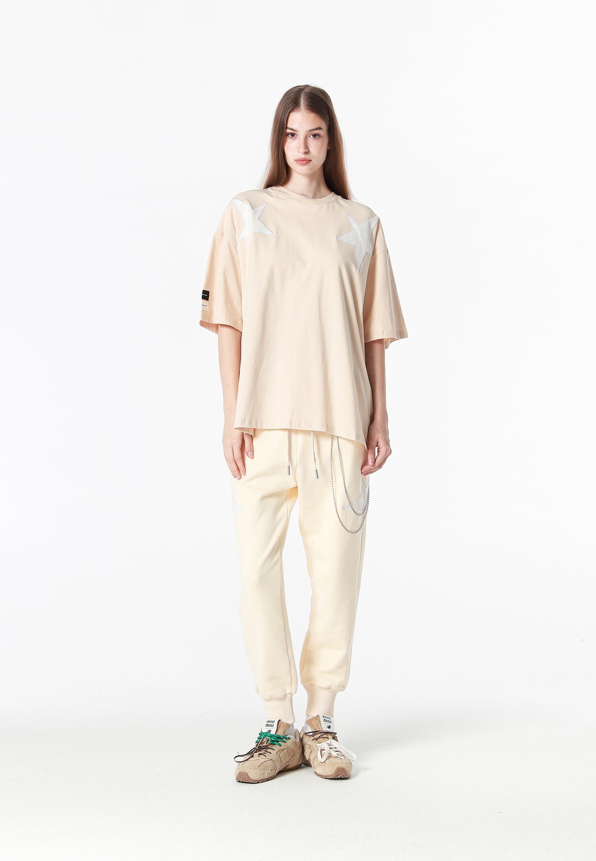 Pantalón jogger Wings con parches de estrellas y cadena lateral | MWM [PS_COLORS:BEIGE]