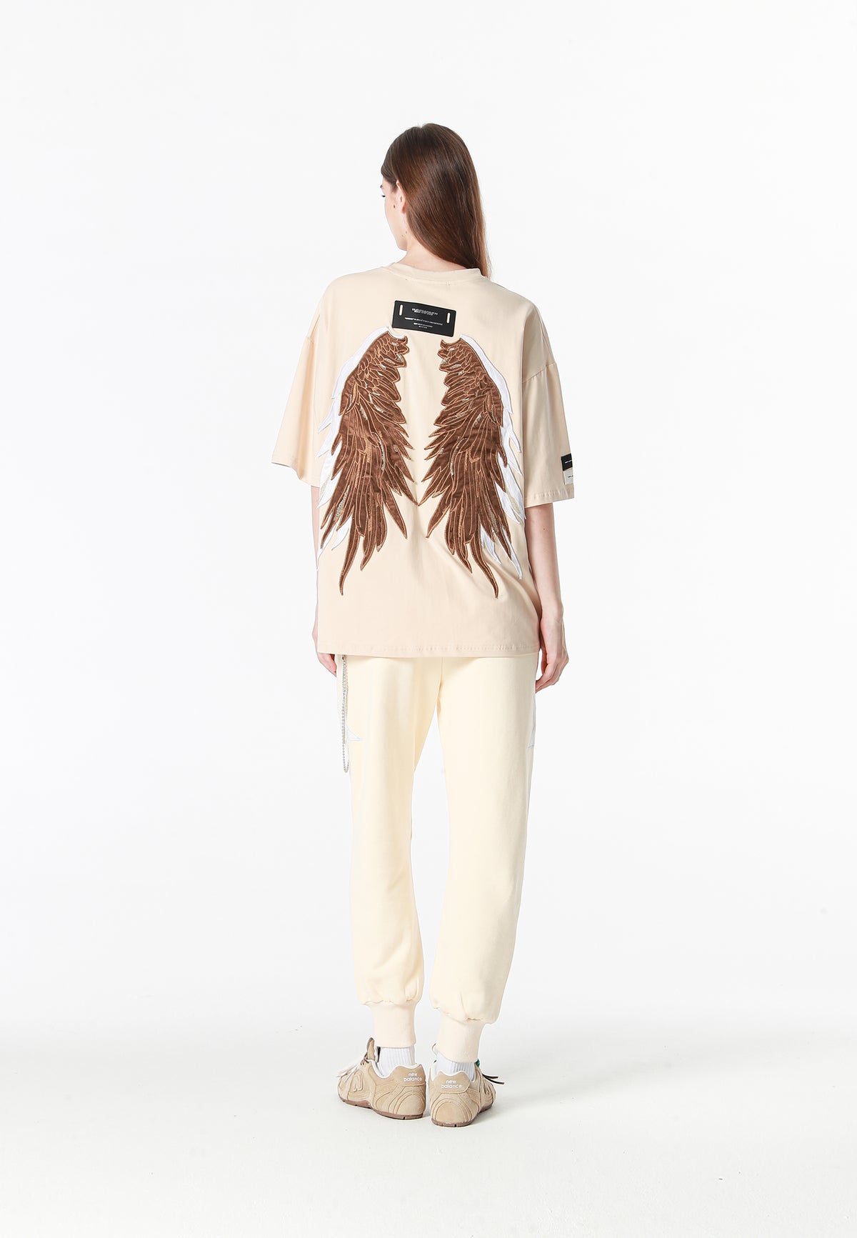Pantalón jogger Wings con parches de estrellas y cadena lateral | MWM [PS_COLORS:BEIGE]