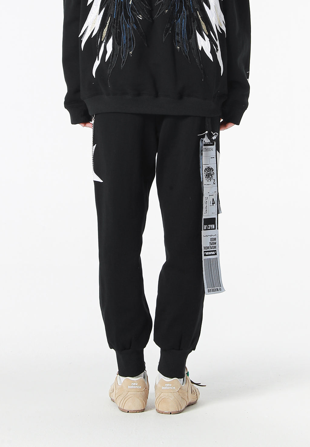 Pantalón jogger Wings con parches de estrellas y cadena lateral | MWM [PS_COLORS:BLACK]