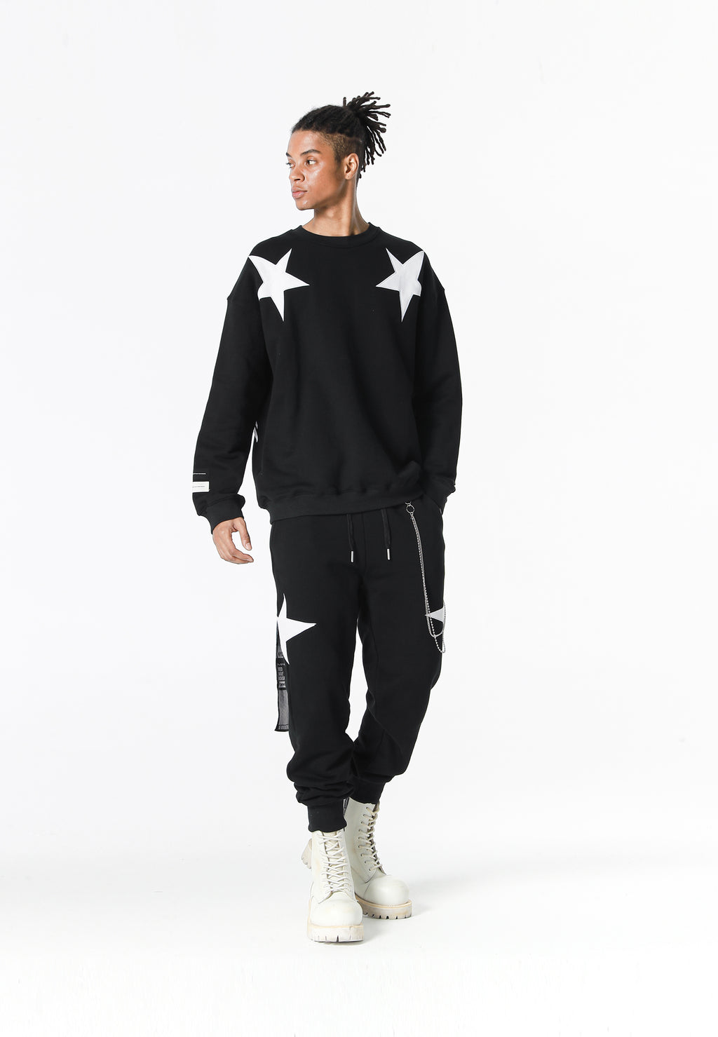 Pantalón jogger Wings con parches de estrellas y cadena lateral | MWM [PS_COLORS:BLACK]