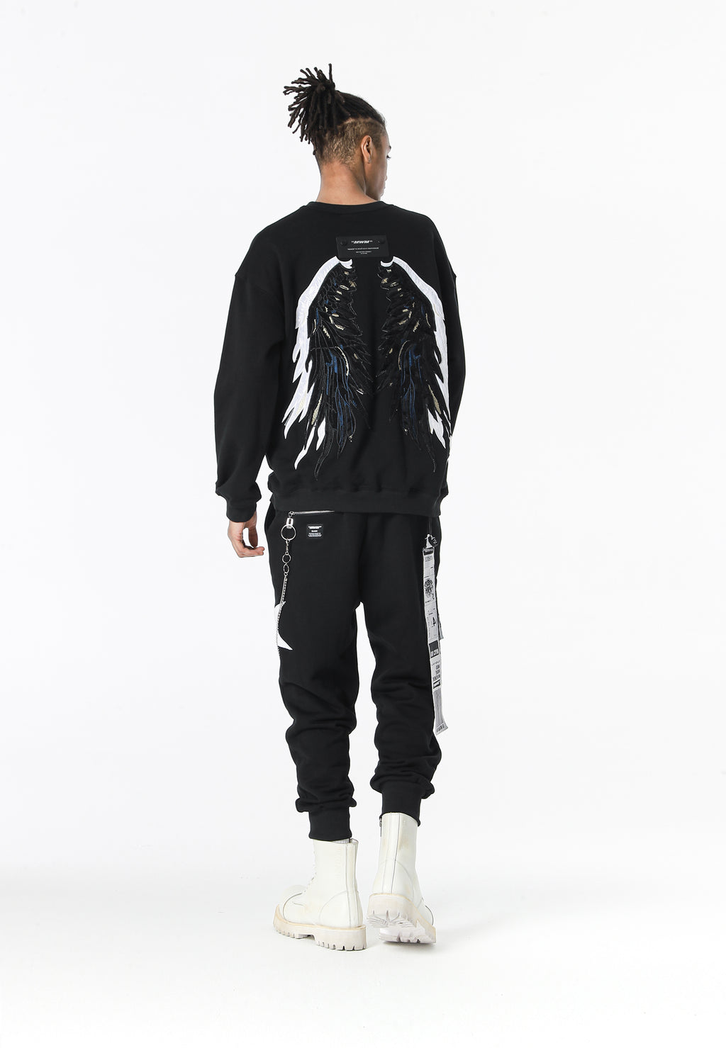 Pantalón jogger Wings con parches de estrellas y cadena lateral | MWM [PS_COLORS:BLACK]