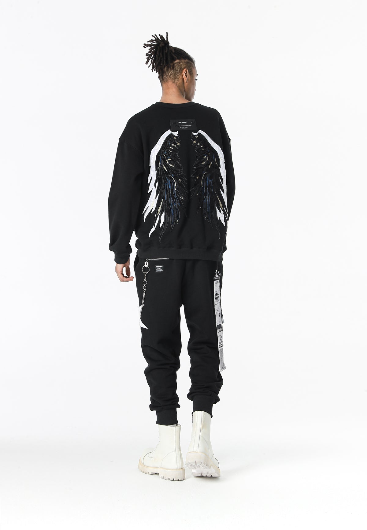 Pantalón jogger Wings con parches de estrellas y cadena lateral | MWM [PS_COLORS:BLACK]