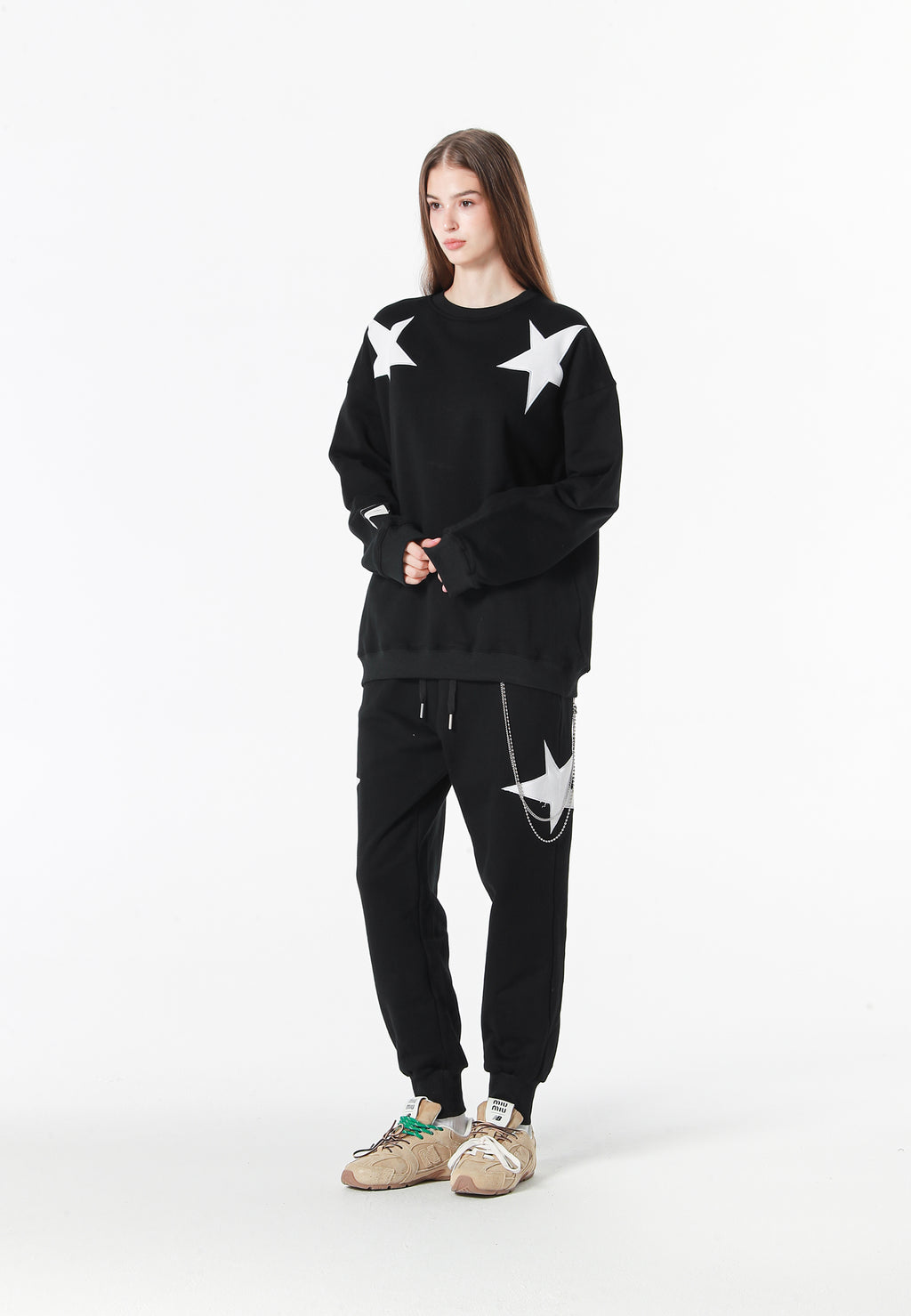 Pantalón jogger Wings con parches de estrellas y cadena lateral | MWM [PS_COLORS:BLACK]
