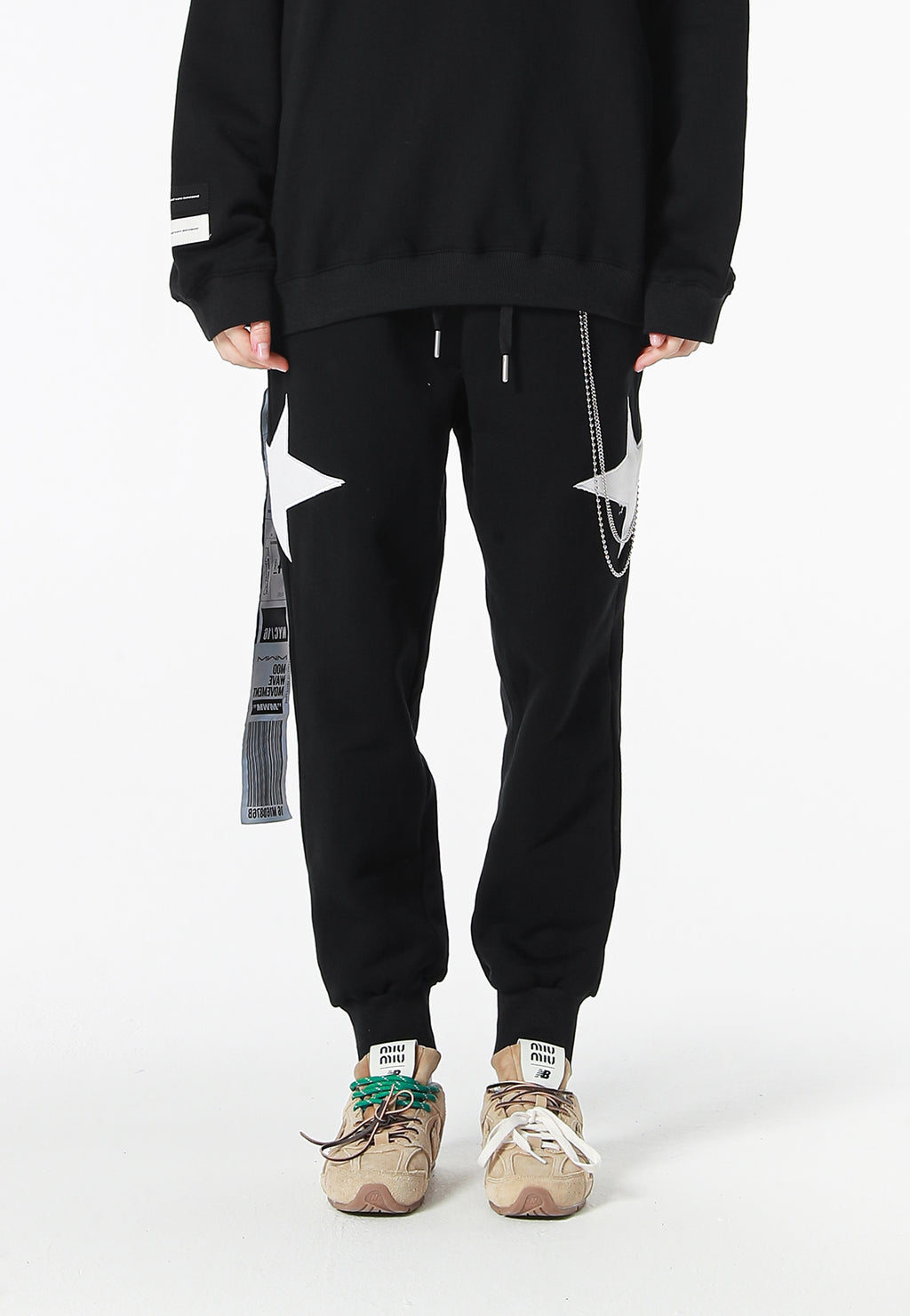 Pantalón jogger Wings con parches de estrellas y cadena lateral | MWM [PS_COLORS:BLACK]