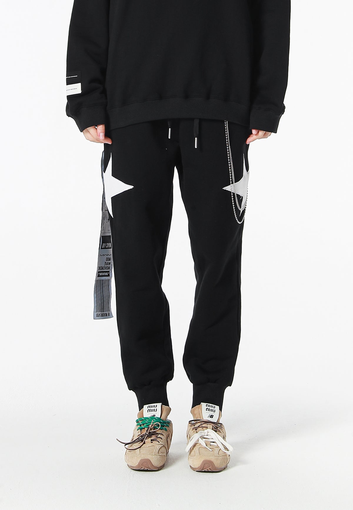 Pantalón jogger Wings con parches de estrellas y cadena lateral | MWM [PS_COLORS:BLACK]