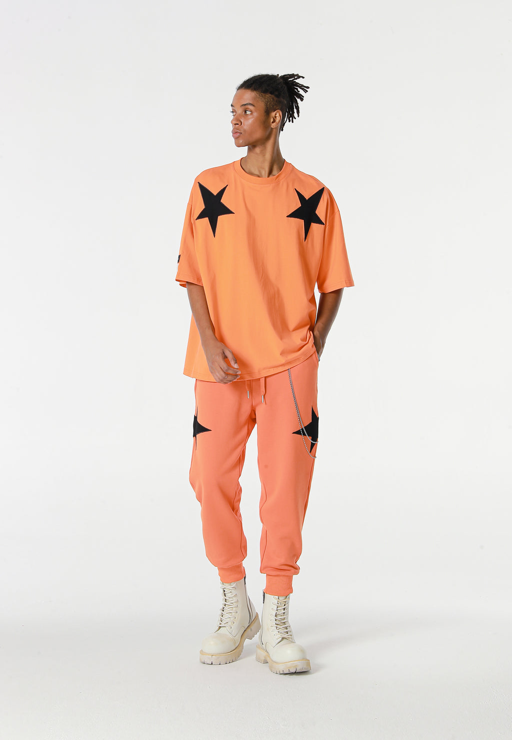 Pantalón jogger Wings con parches de estrellas y cadena lateral | MWM [PS_COLORS:ORANGE]