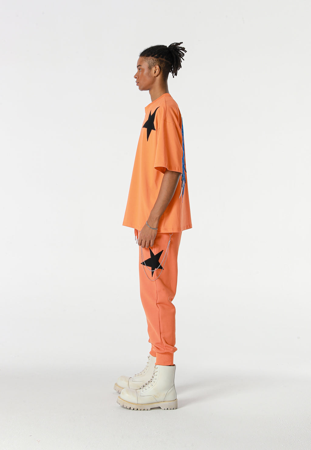 Pantalón jogger Wings con parches de estrellas y cadena lateral | MWM [PS_COLORS:ORANGE]