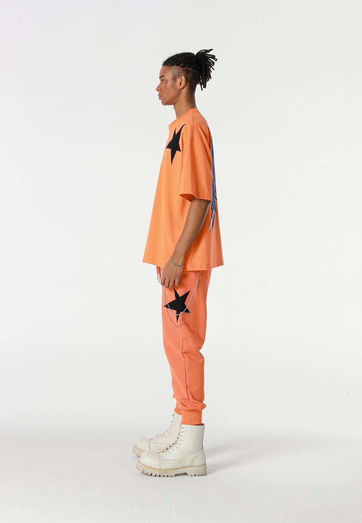 Pantalón jogger Wings con parches de estrellas y cadena lateral | MWM [PS_COLORS:ORANGE]