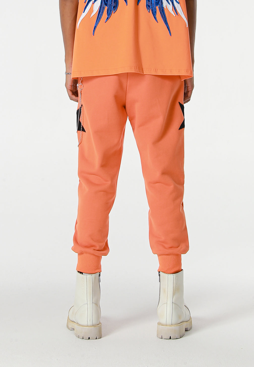 Pantalón jogger Wings con parches de estrellas y cadena lateral | MWM [PS_COLORS:ORANGE]
