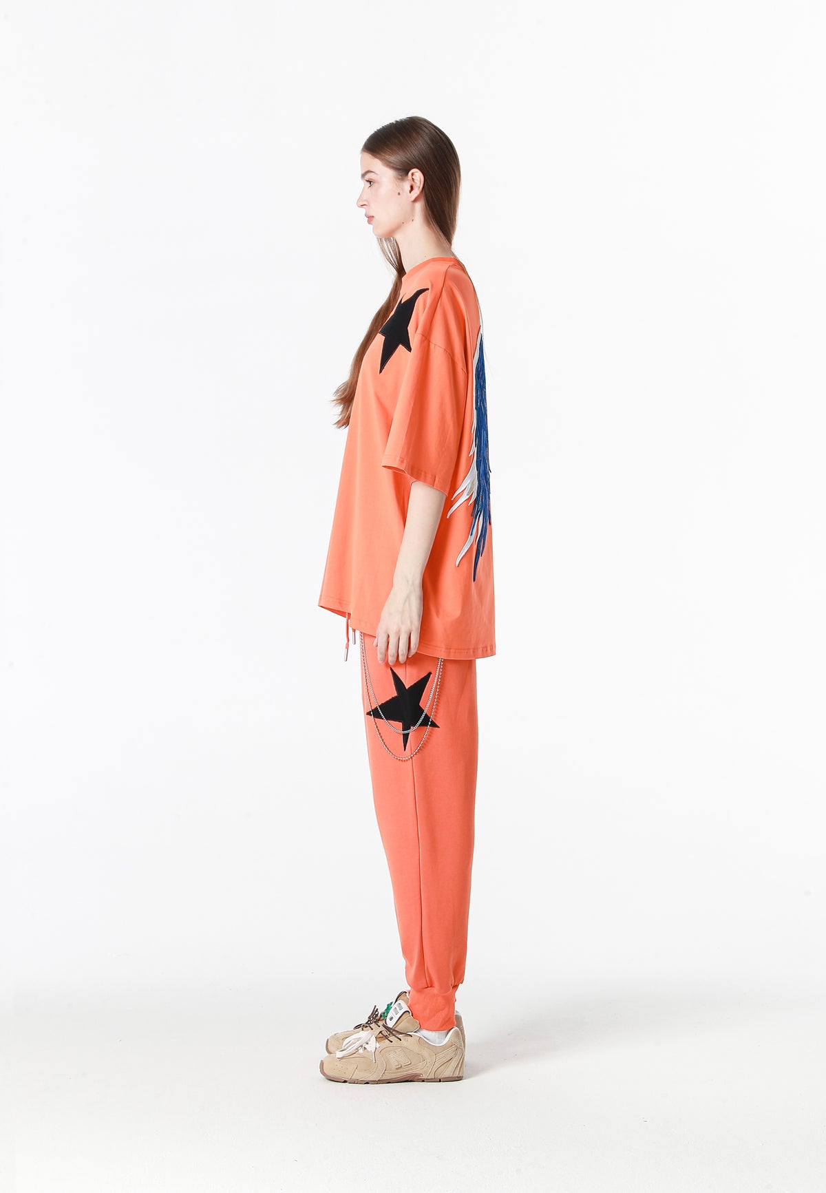 Pantalón jogger Wings con parches de estrellas y cadena lateral | MWM [PS_COLORS:ORANGE]