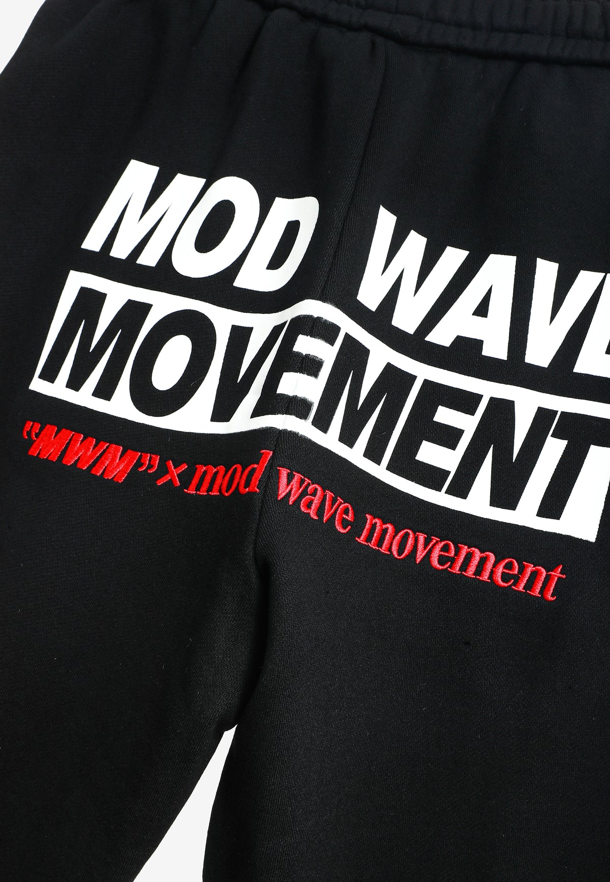 Pantalón TEDDY de corte recto y relajado con bordado Mod Wave Movement en la parte trasera | MWM [PS_COLORS:BLACK]