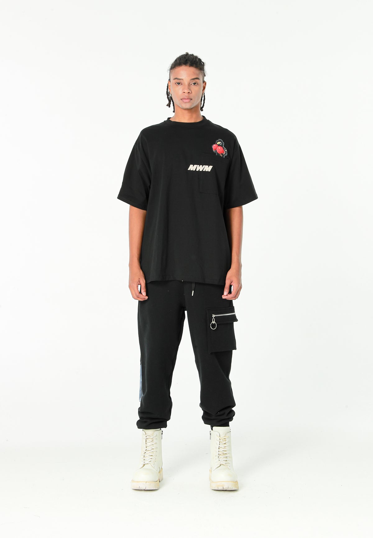 Pantalón jogger Vanguard Dogs con bolsillo cargo lateral y bordado trasero | MWM [PS_COLORS:BLACK]