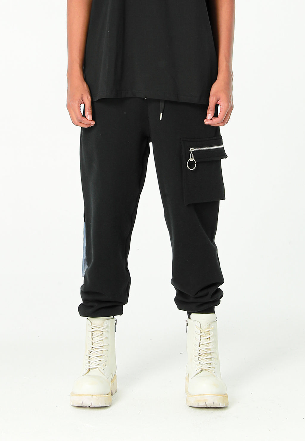 Pantalón jogger Vanguard Dogs con bolsillo cargo lateral y bordado trasero | MWM [PS_COLORS:BLACK]