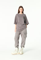 Pantalón jogger Vanguard Dogs con bolsillo cargo lateral y bordado trasero | MWM [PS_COLORS:GREY]