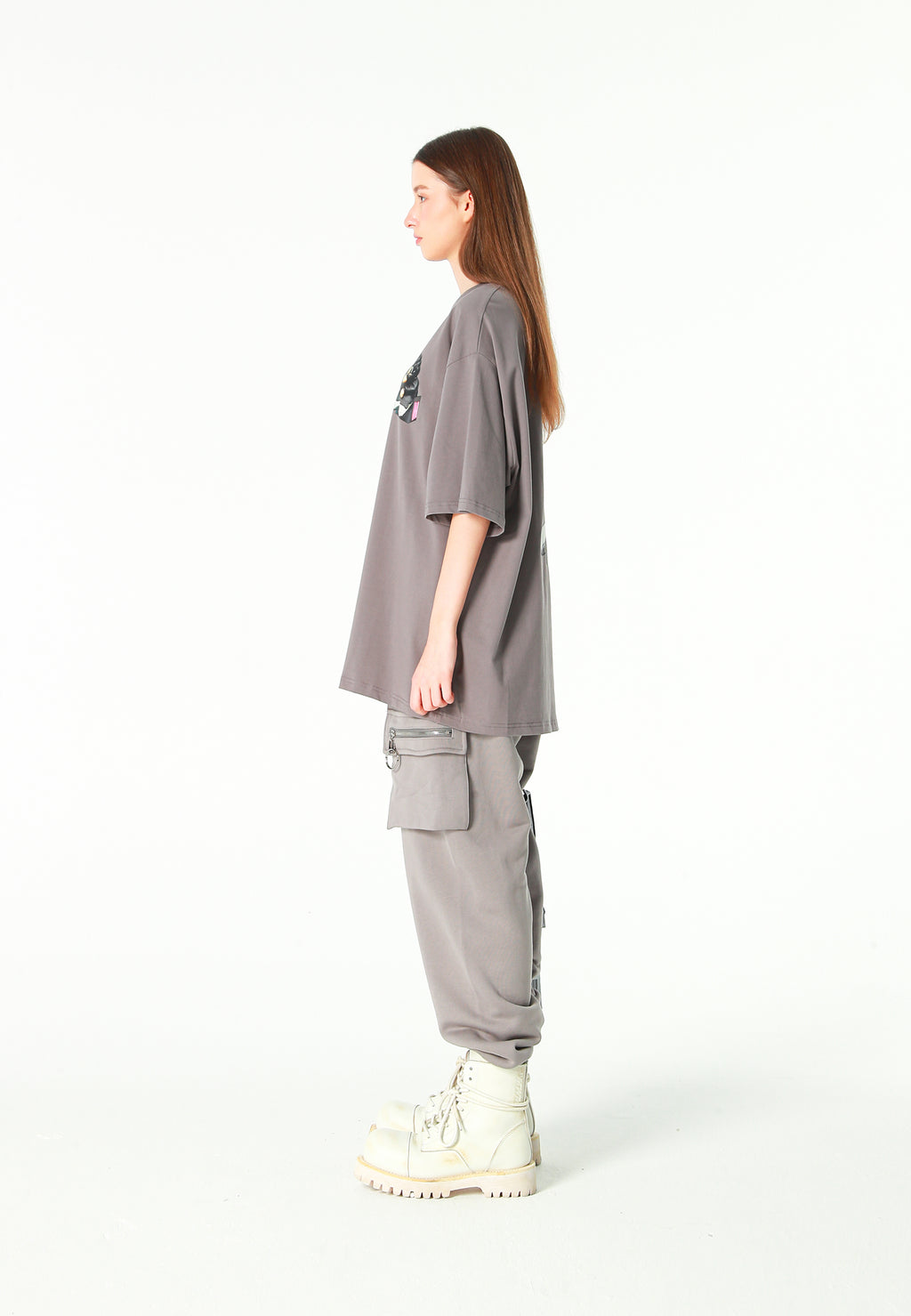 Pantalón jogger Vanguard Dogs con bolsillo cargo lateral y bordado trasero | MWM [PS_COLORS:GREY]