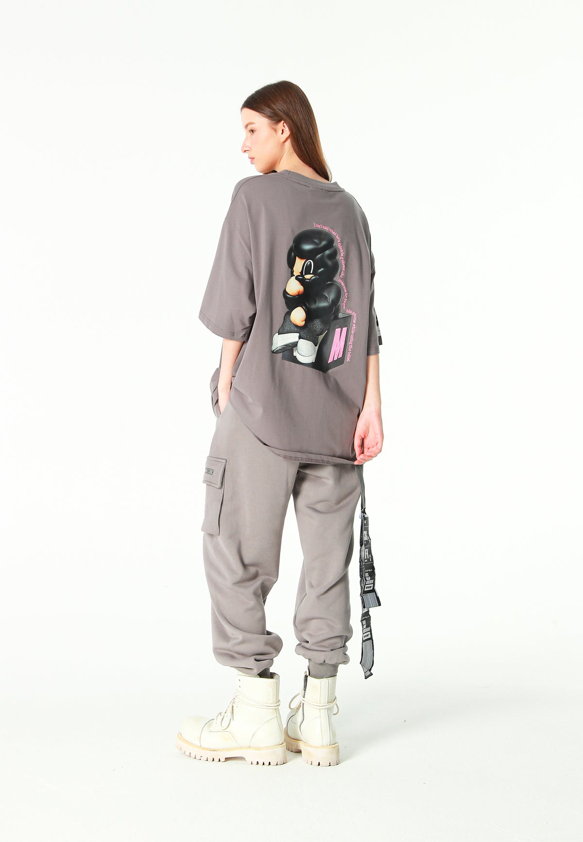 Pantalón jogger Vanguard Dogs con bolsillo cargo lateral y bordado trasero | MWM [PS_COLORS:GREY]