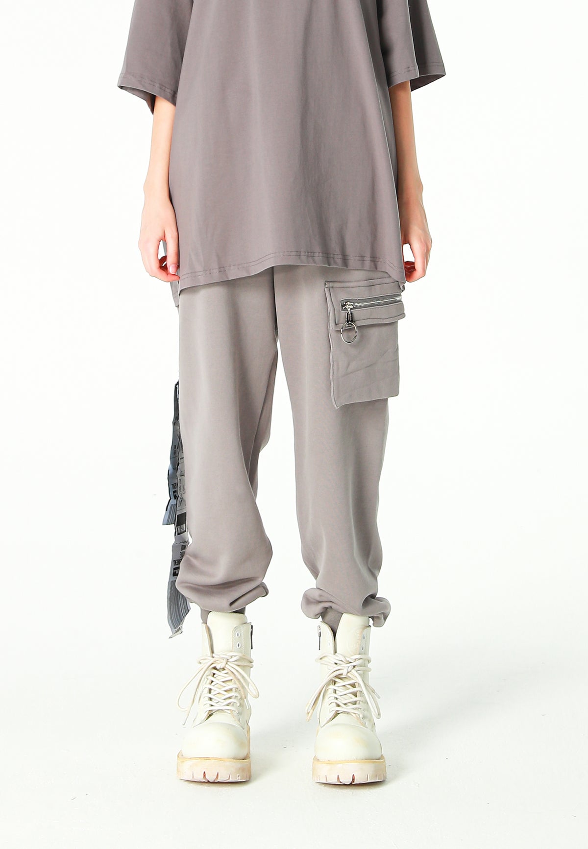 Pantalón jogger Vanguard Dogs con bolsillo cargo lateral y bordado trasero | MWM [PS_COLORS:GREY]