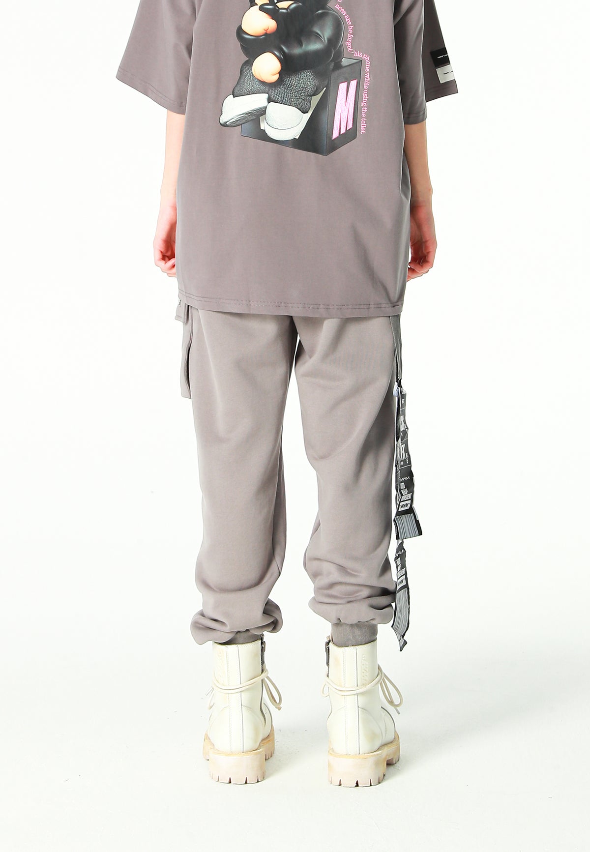 Pantalón jogger Vanguard Dogs con bolsillo cargo lateral y bordado trasero | MWM [PS_COLORS:GREY]