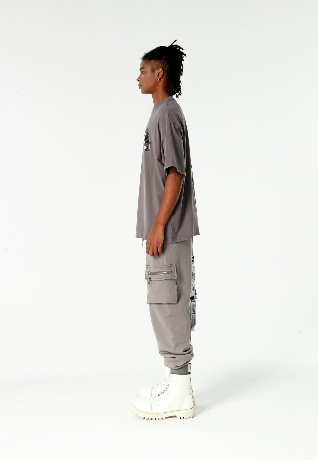 Pantalón jogger Vanguard Dogs con bolsillo cargo lateral y bordado trasero | MWM [PS_COLORS:GREY]