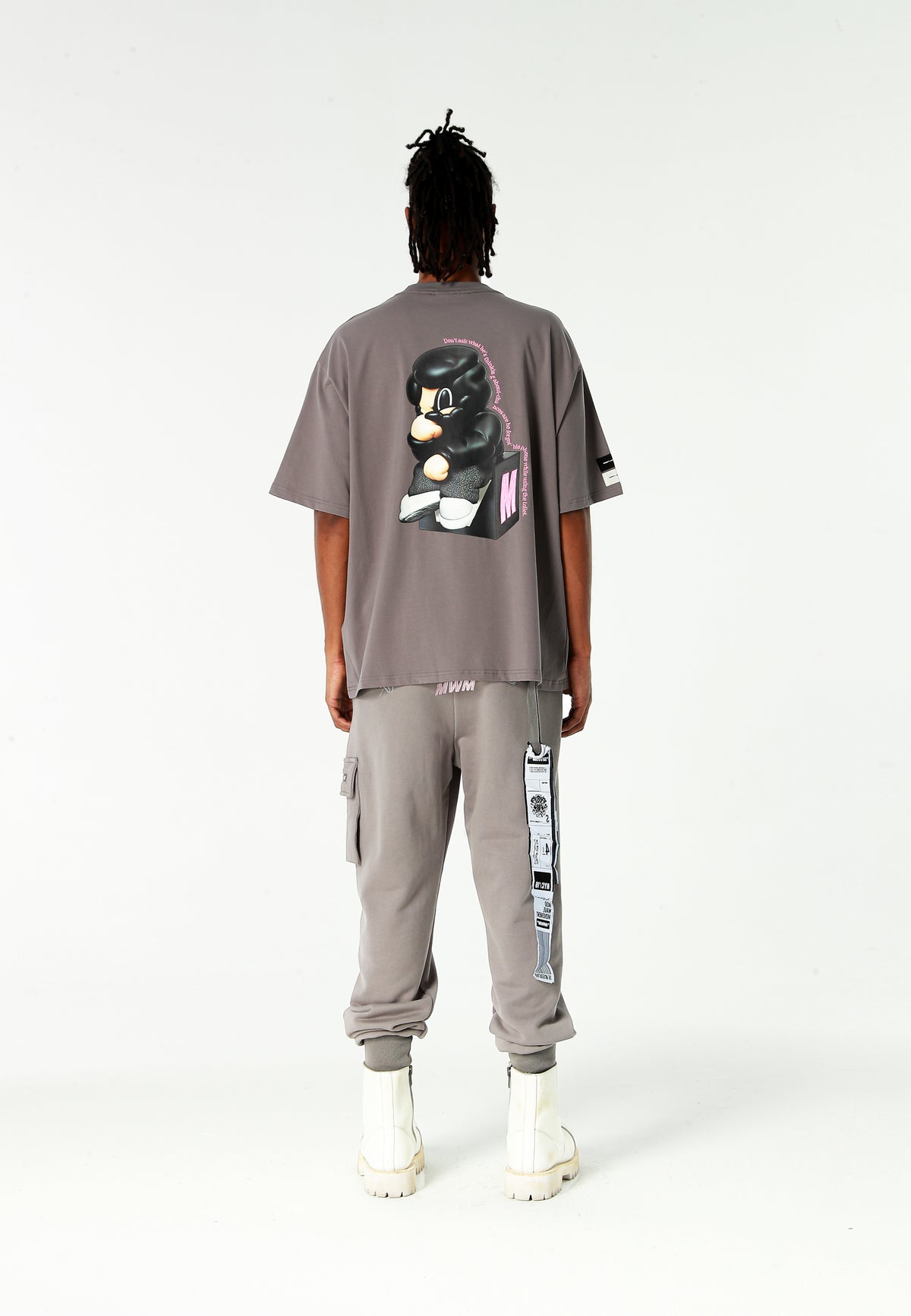 Pantalón jogger Vanguard Dogs con bolsillo cargo lateral y bordado trasero | MWM [PS_COLORS:GREY]