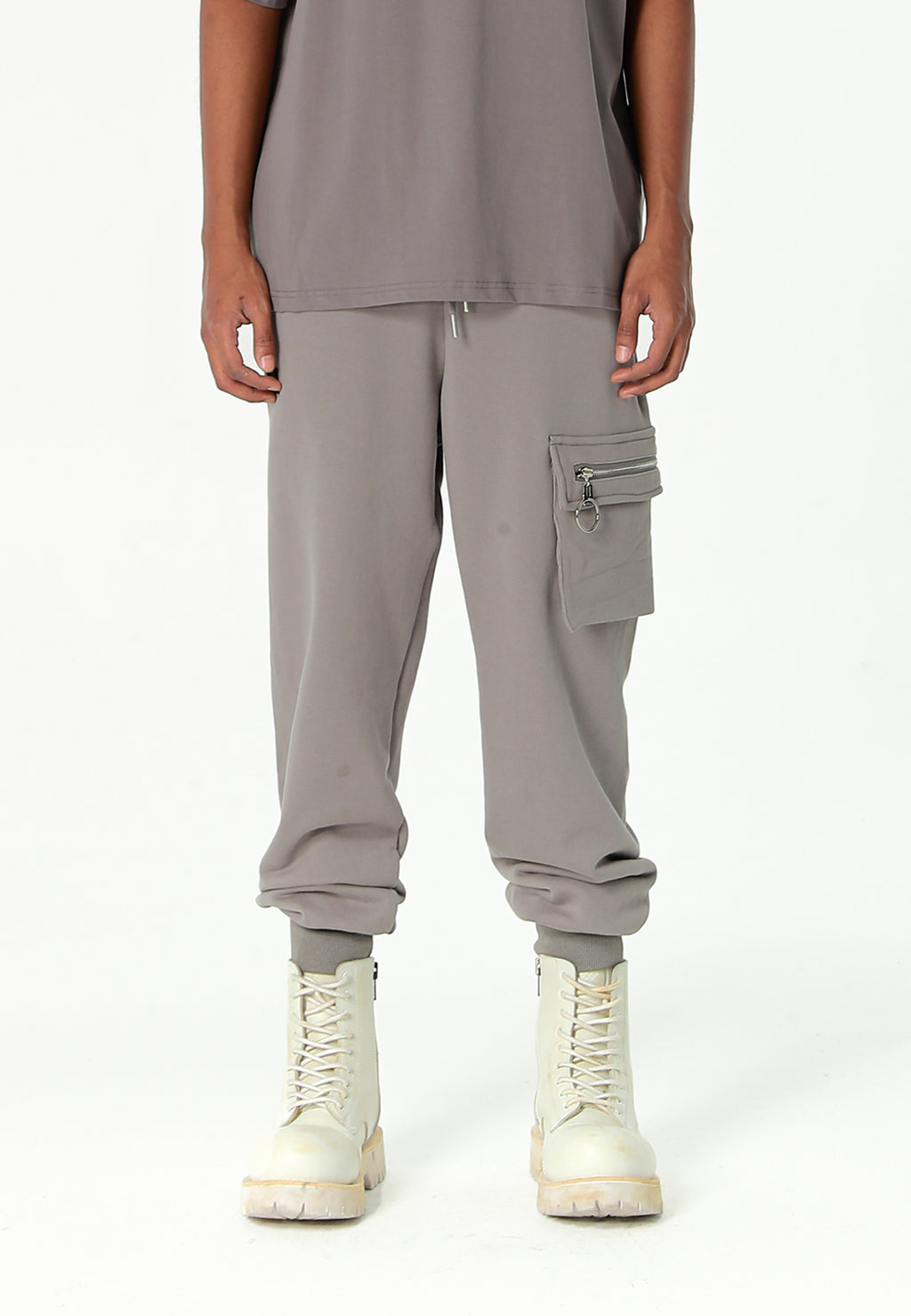 Pantalón jogger Vanguard Dogs con bolsillo cargo lateral y bordado trasero | MWM [PS_COLORS:GREY]