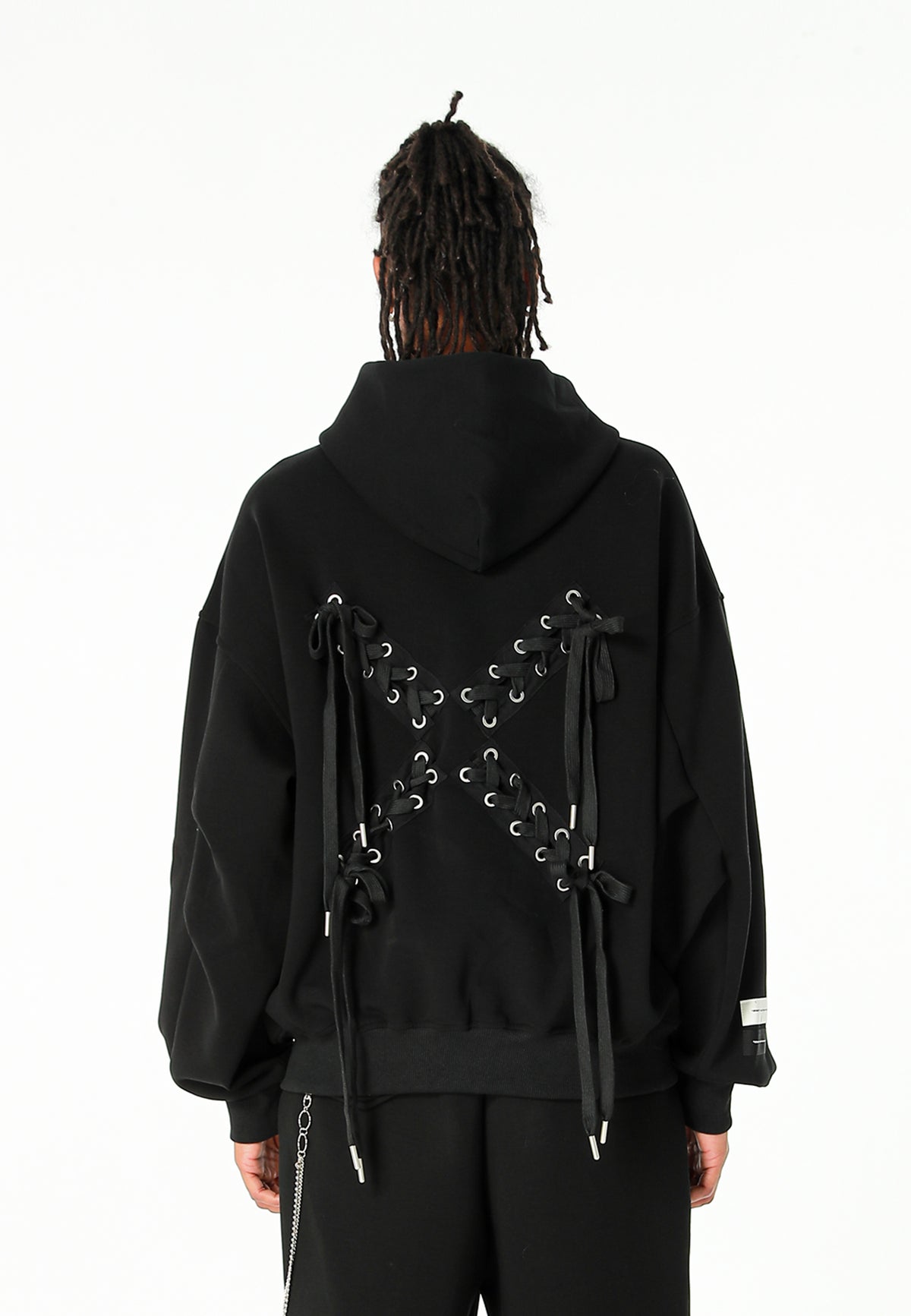 Sudadera corta con detalle triangular y X de cordones cruzados | MWM [PS_COLORS:BLACK]