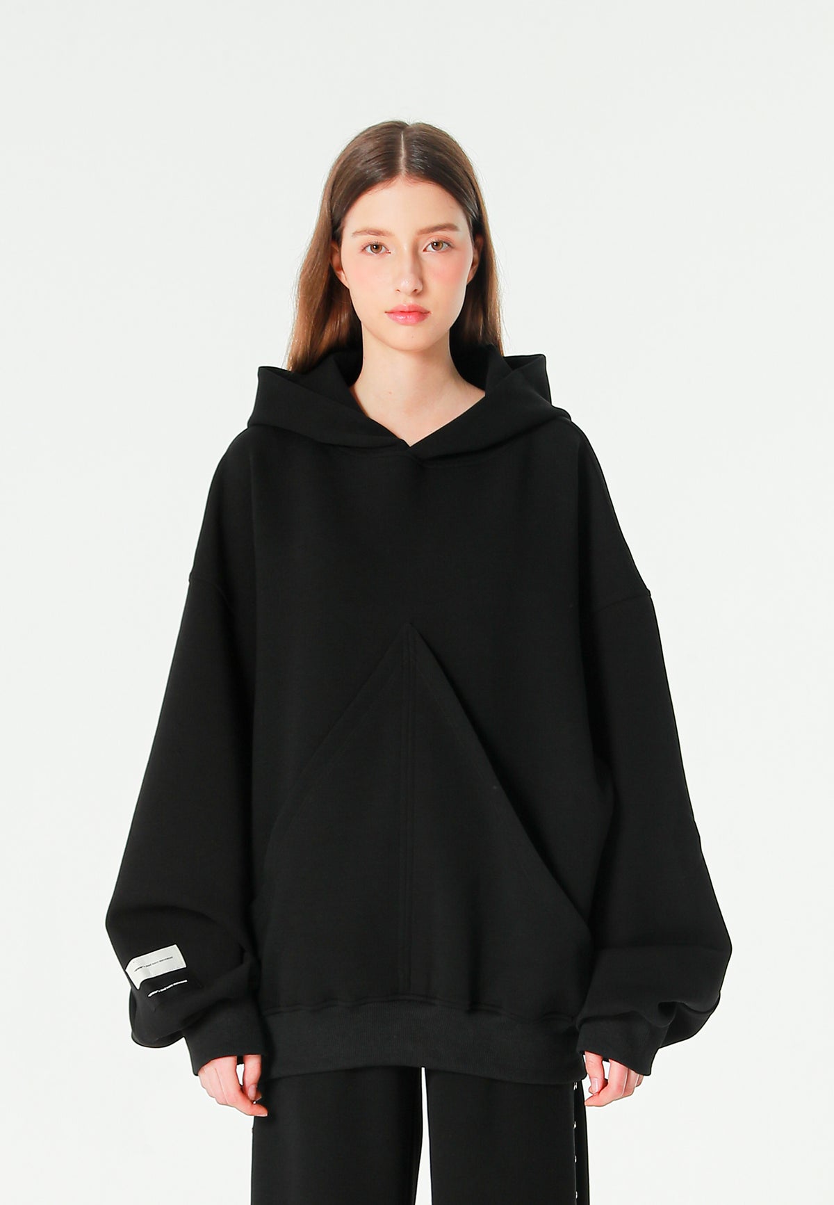 Sudadera corta con detalle triangular y X de cordones cruzados | MWM [PS_COLORS:BLACK]