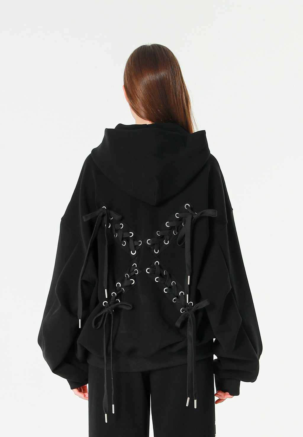 Sudadera corta con detalle triangular y X de cordones cruzados | MWM [PS_COLORS:BLACK]
