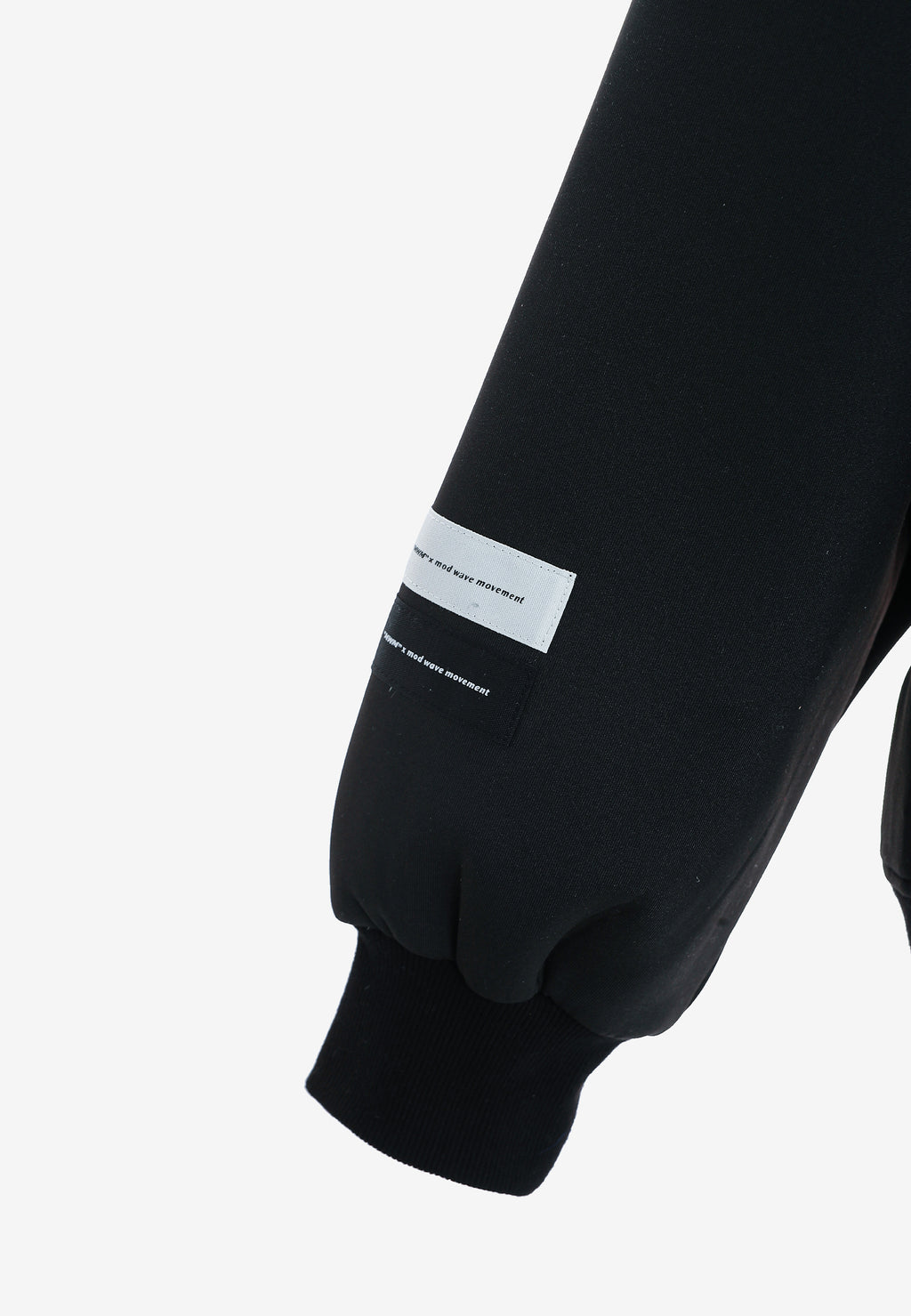 Sudadera corta con detalle triangular y X de cordones cruzados | MWM [PS_COLORS:BLACK]