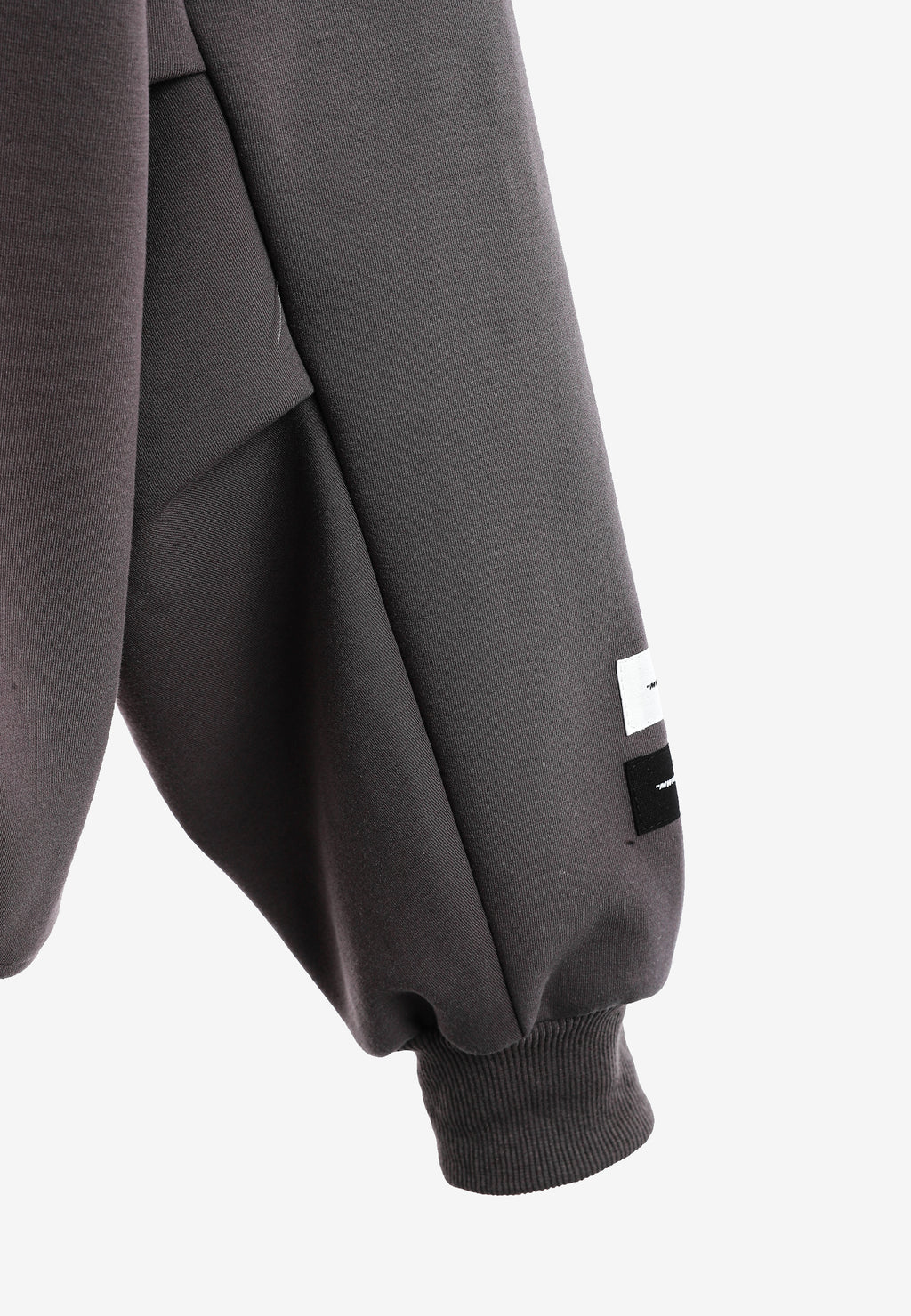 Sudadera corta con detalle triangular y X de cordones cruzados | MWM [PS_COLORS:GREY]
