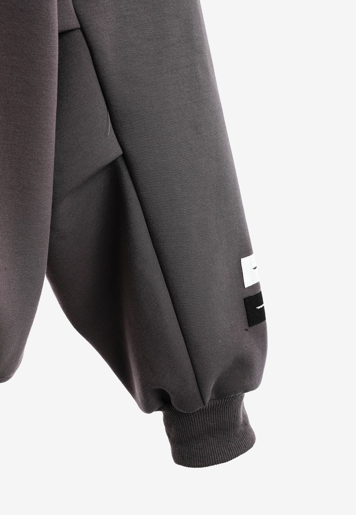 Sudadera corta con detalle triangular y X de cordones cruzados | MWM [PS_COLORS:GREY]