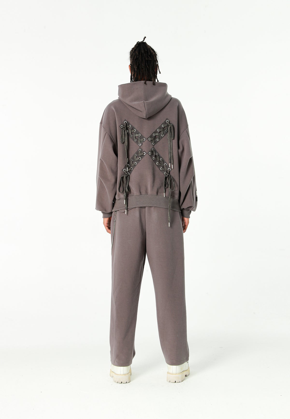 Sudadera corta con detalle triangular y X de cordones cruzados | MWM [PS_COLORS:GREY]