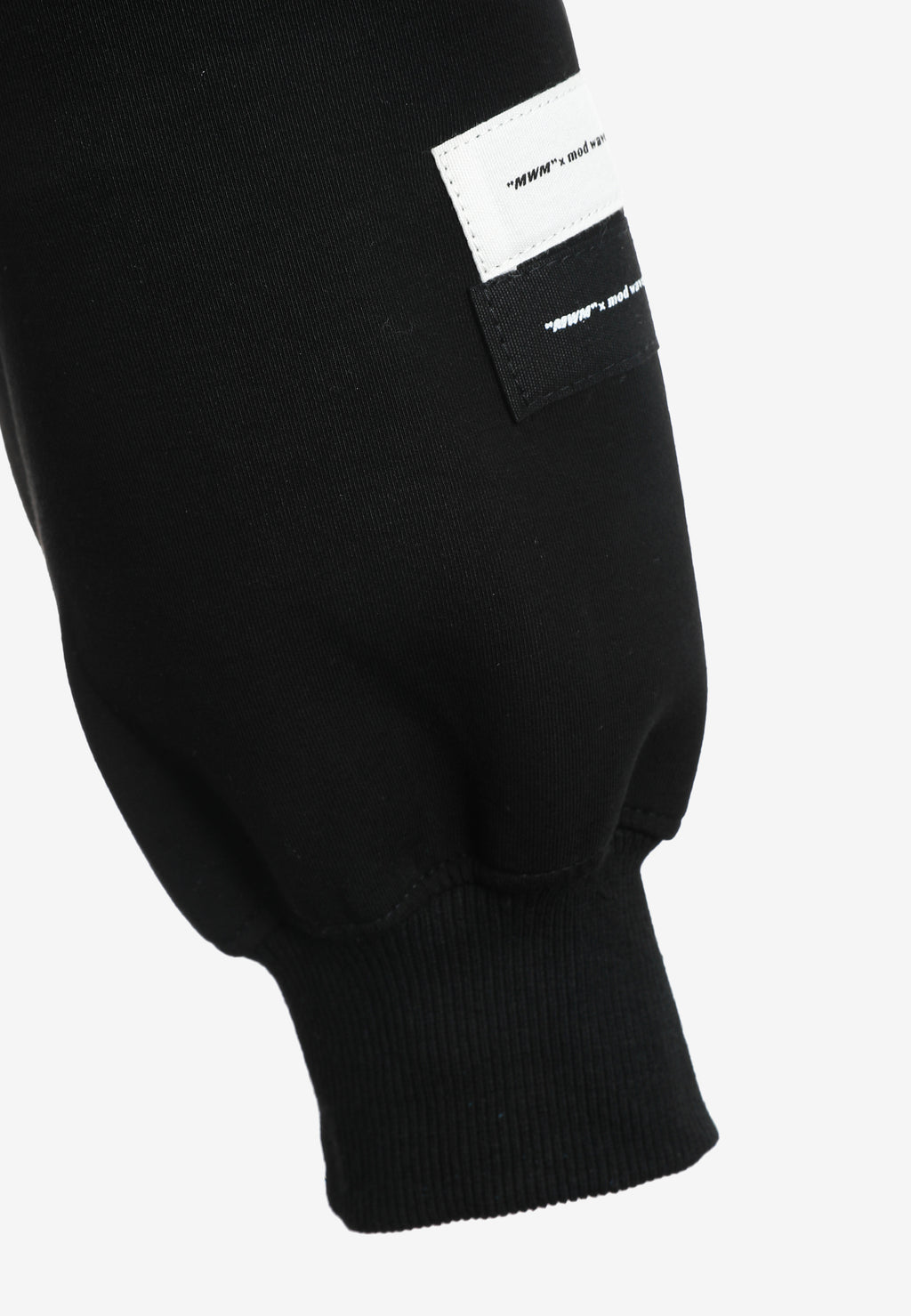 Sudadera con capucha, cremallera frontal, mangas globo y tachuelas metálicas | MWM [PS_COLORS:BLACK]